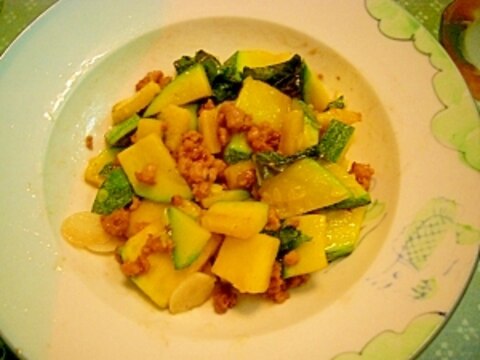 ズッキーニと鶏挽肉の大蒜炒め